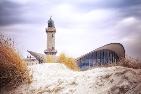 Wahrzeichen von Warnemünde sind der Leuchtturm und der Teepot