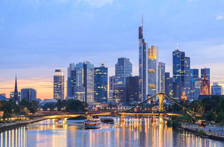 Dieser Anblick ist in Deutschland einmalig - die überwältigende Skyline von Frankfurt
