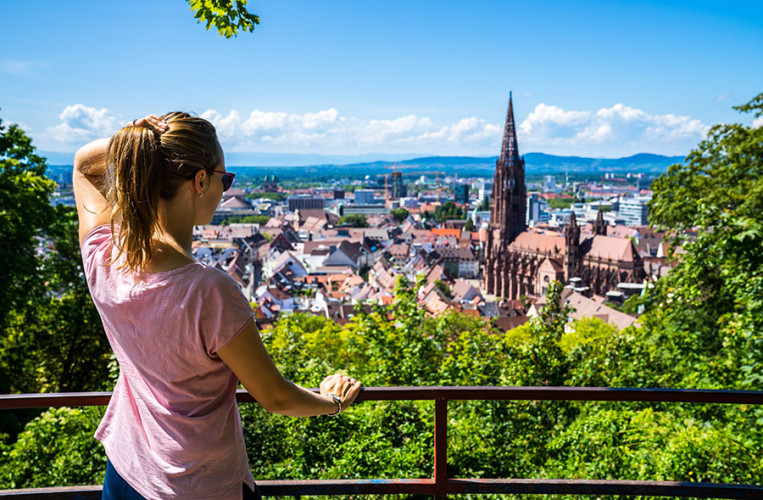 Sehenswerter Ausblick vom Schlossberg auf Freiburg und das Münster