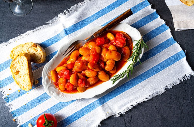 Griechische Riesenbohnen in Tomatensauce. Ein veganer Klassiker der griechischen Küche.