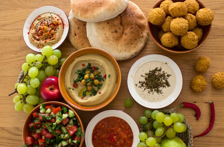 Hummus, Falaffel und Harissa sind drei klassische Gerichte des Orient