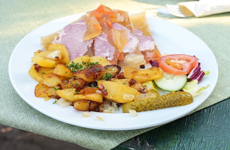 Lecker mit Bratkartoffeln und Essiggurken: Mecklenburger Sauerfleisch