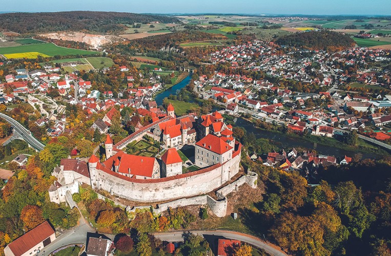 Die Burg Harburg überragt die Stadt