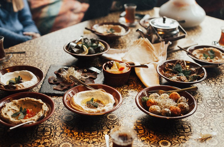 Typisch orientalisch sind Mezze, eine Tafel mit vielen verschiedenen kleinen Gerichten