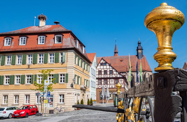 Der historische Marktplatz vo Feuchtwangen mit dem Röhrenbrunnen