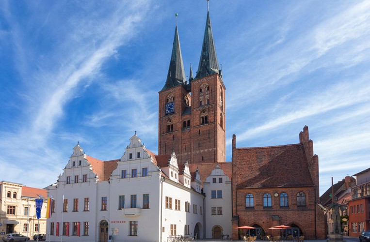 Rathaus, Marienkirche, altes Gericht und Rolandstatue in Stendal