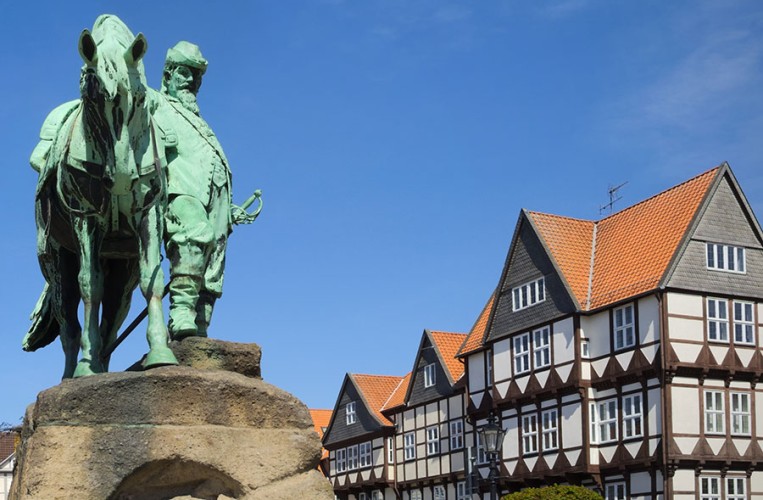 Der Stadtmarkt von Wolfenbüttel mit dem Reiterdenkmal von Herzog August