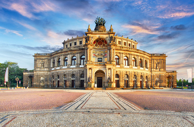 Ein Besuch der Semperoper in Dresden ist ein barockes Highlight im Sächsischen Elbland