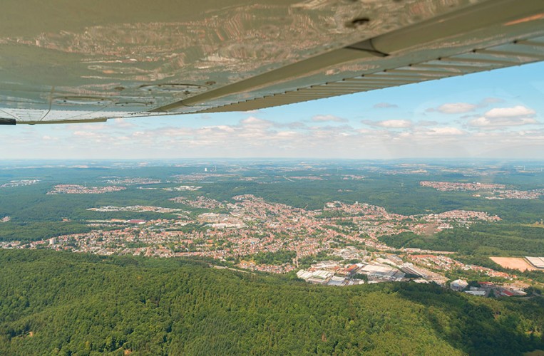 Blick auf Sankt Ingbert aus einem Kleinflugzeug