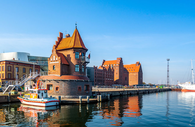 Backsteingotik im alten Hafen der Hansestadt Stralsund
