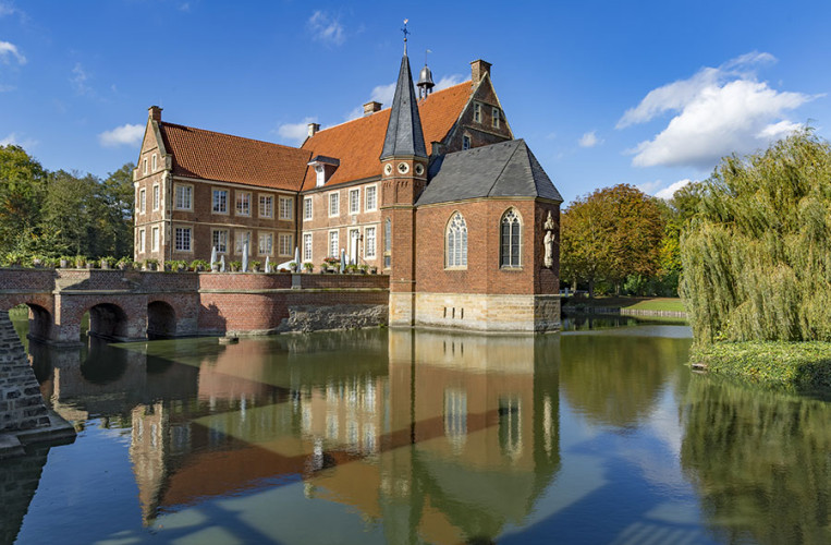 Die Wasserburg Hülshoff ist der Geburtsort der großen deutschen Poetin Annette von Droste-Hülshoff.