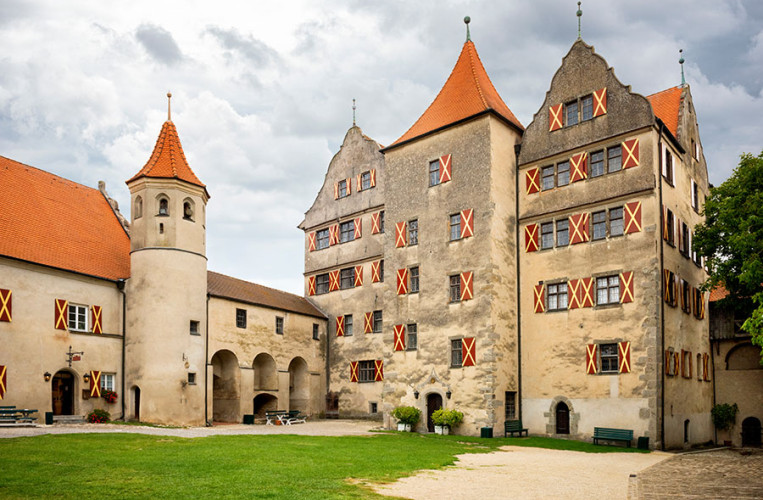 Ein sehr schöner Ort ist mit beeidruckender Burganlage ist Harburg  an der Wörnitz