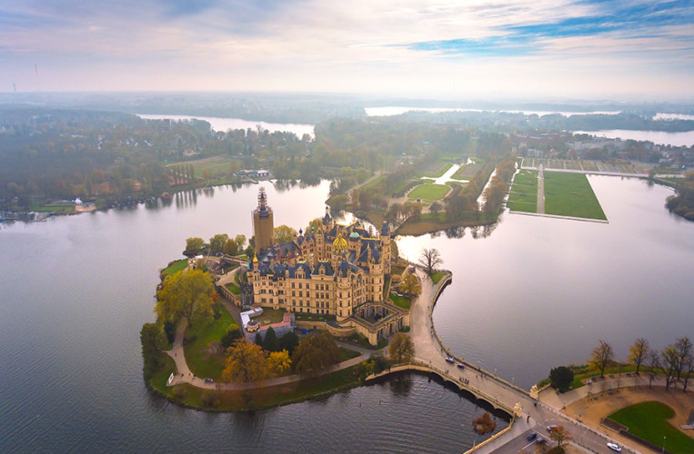 Das Schloss von Schwerin ist vom Schweriner See umgeben