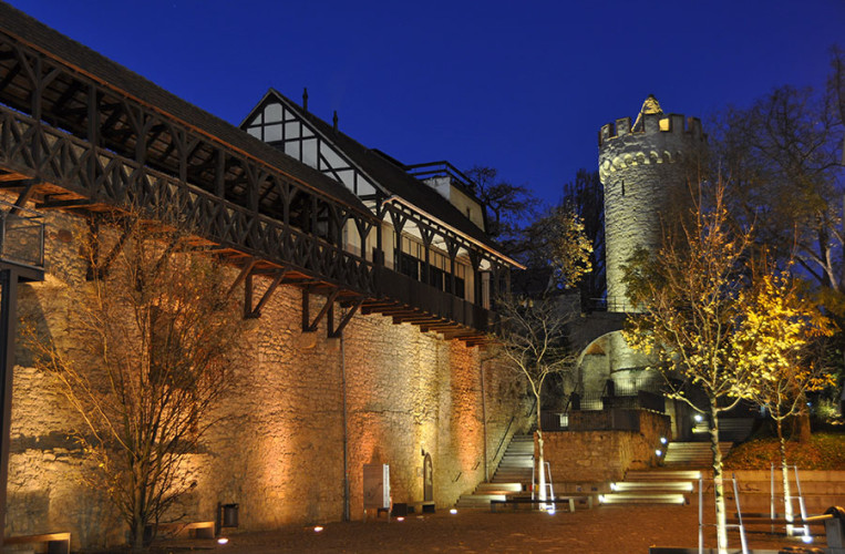 Das historische Stadttor von Jena kann man wunderbar auch bei einem Abendspaziergang entdecken