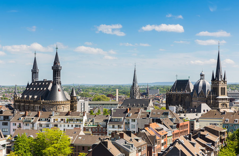 Blick auf die Skyline von Aachen mit Kathedrale und Rathaus
