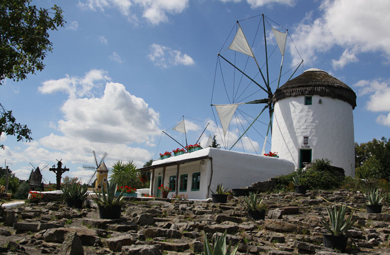 Windmühlen aus verschiedenen Epochen im Windmühlenmuseum in Gifhorn