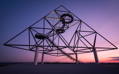 Das Tetraeder, zusammengesetzt aus Stahlrohren und Gussknoten, ist ein Symbol für den Strukturwandel in der Region
