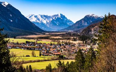 Blick über Eschenlohe in Richtung Zugspitze