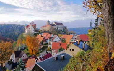 Blick auf die Burgstadt am Fels