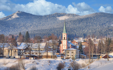 Blick auf das verschneite Lohberg im Bayern Wald