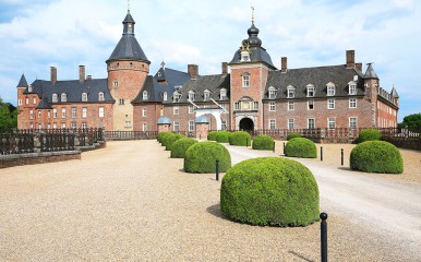 Die Burg Anholt ist eines der größten Wasserschlösser des Münsterlands