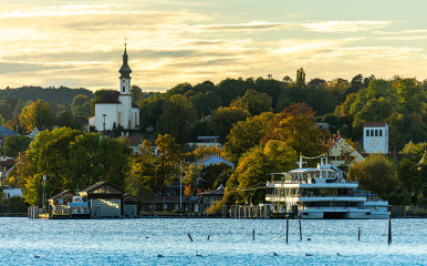 Blick auf Starnberg und den Hafen vom Starnberger See aus