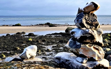 Blick auf den wunderschönen Naturstrand von Steinbergkirche