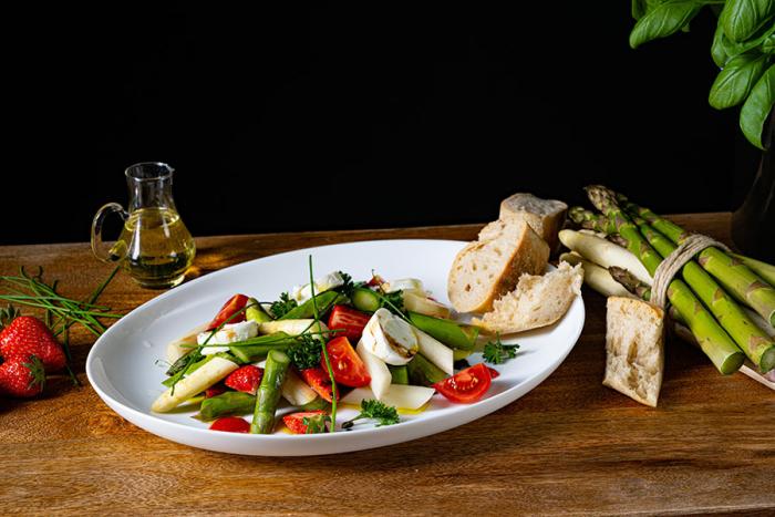 Spargelsalat mit Erdbeeren, Tomaten und Ziegenkäse